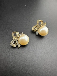 Nina Ricci goldfarbene Kunstperlen Kristalle Schleife 3/4" Ohrstecker - Rückseiten fehlen - Bild 1 von 5