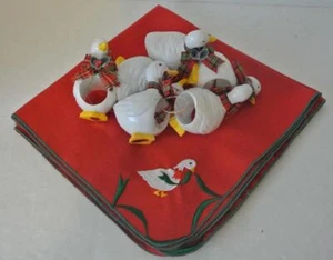 Vintage SET 6 REED Taiwan CHRISTMAS DUCK Napkin Rings Holders + Cloth Napkins - Imagen 1 de 6