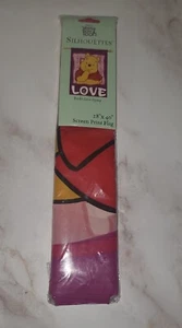 Neu Winnie Puuh Stoff Liebe rosa FLAGGENSTANGE FLAGGE 28”x40” Outdoor Indoor - Bild 1 von 5