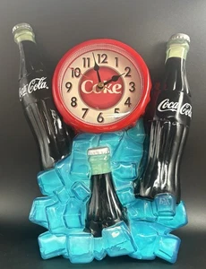 Coca-Cola geformte Wanduhr mit einem 3D-Design aus Coca-Cola Flaschen und Eis. - Bild 1 von 5