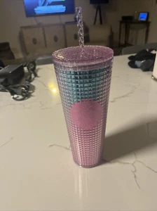 STARBUCKS 24oz Acrilico Cold Cup Bicchiere IRIDESCENTE ROSA BLU DIAMANTE 2021 NUOVO!!! - Foto 1 di 4