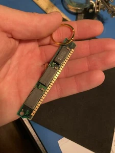 Vintage Computer Memory Keychain Gold 30-Pin 3-Chip SIMM RAM Mac PC Keyring - Picture 1 of 4