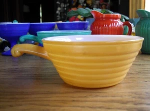 Cuenco de vidrio de leche vintage Fire King naranja caramelo abeja colmena con mango ~ - Imagen 1 de 4