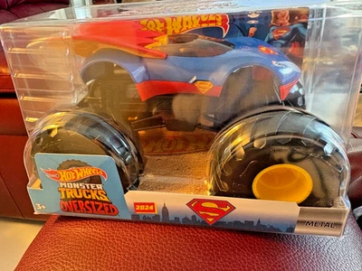 风火轮 2024 Monster Trucks 超大系列超人 #HTM82 1:24 比例 — 第 1/4 张图片