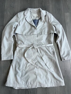 Gabardina de lluvia Mischka Badgley glamour americano tostado talla M Foto 1 de 4