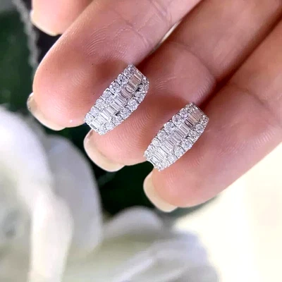 Aretes tipo argolla Huggie con circonita de diamantes creados en laboratorio de corte baguette de 3 quilates enchapados en oro blanco de 14 k Foto 1 de 4