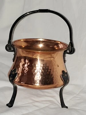 Ancien joli petit chaudron tripode en cuivre martelé Signé Villedieu - Photo 1/4