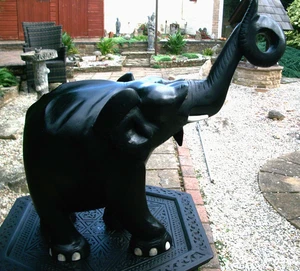 GROSSER [5,6kg] EBONISIERTER HANDGESCHNITZTER ELEFANT AUS HOLZ - STAMM AUF - Bild 1 von 4