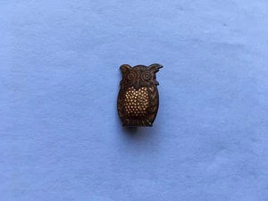 C1950s VINTAGE GIRL GUIDES TAWNY OWL ASSISTANT LEADER EMAILLE PIN BADGE - Bild 1 von 2