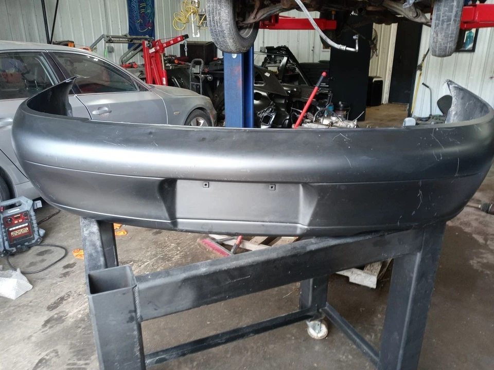 Оригинальный сменный задний бампер для Ford Escort SEDAN 1997–1999 годов выпуска  - Изображение 1 из 4