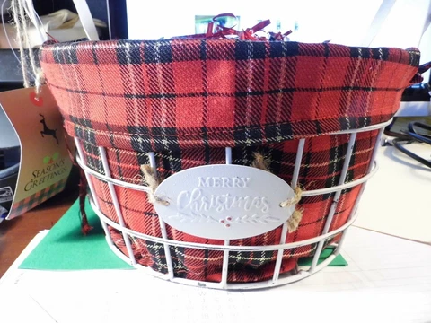 2 Handle White Wire Basket With Liner White Metal Oval "Merry Christmas" NWT Cover