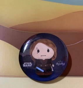 PIN BOTÓN Star Wars Celebration 2022 Hallmark Anakin Skywalker Itty Bittys Hallmark - Imagen 1 de 1