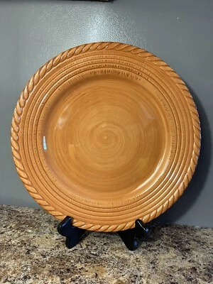 Placa/cargador de borde de cuerda en relieve pintado a mano terracota LUCCA Z Gallerie Foto 1 de 4