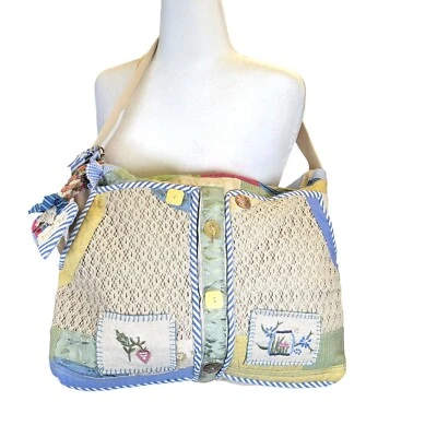 Bolso de Hombro Boho Hecho a Mano con Retazos Bordado Floral Bolsillos Acentos con Botones Foto 1 de 4
