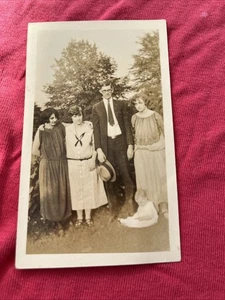 VINTAGE BLACK/WHITE PHOTO: FAMILY WOMEN & CHILD & MAN RURAL AMERICA 1920s - Picture 1 of 4