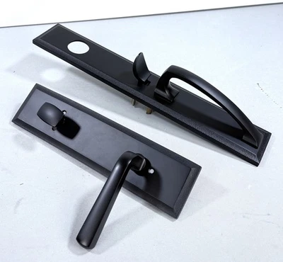 Juego de palancas de puerta de entrada con llave de latón macizo para diestros Signature Hardware Aurick Foto 1 de 4