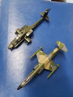 Helicóptero de ataque Apache AH-64A diecast Maisto suelto y 104 Starfighter C2 Foto 1 de 4