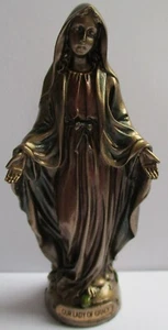  3 1/2 ZOLL HOHE SCHÖNE STATUE Unserer Lieben Frau der Gnade ~ in 2-TÖNEN HARZ BRONZE   - Bild 1 von 2