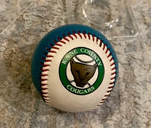 Kane County Cougars grün und marineblau Souvenir Baseball Ball / mit Display - Bild 1 von 4