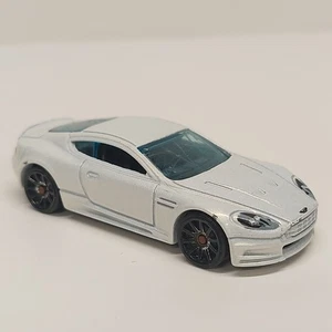 Vintage 2010 Hot Wheels: White Aston Martin R6459 Free Shipping - Picture 1 of 7