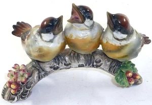 Keramikfigur 3 Singvögel aiuf blumengeschmückten Ast, Steingut oder Steinzeug - Bild 1 von 3