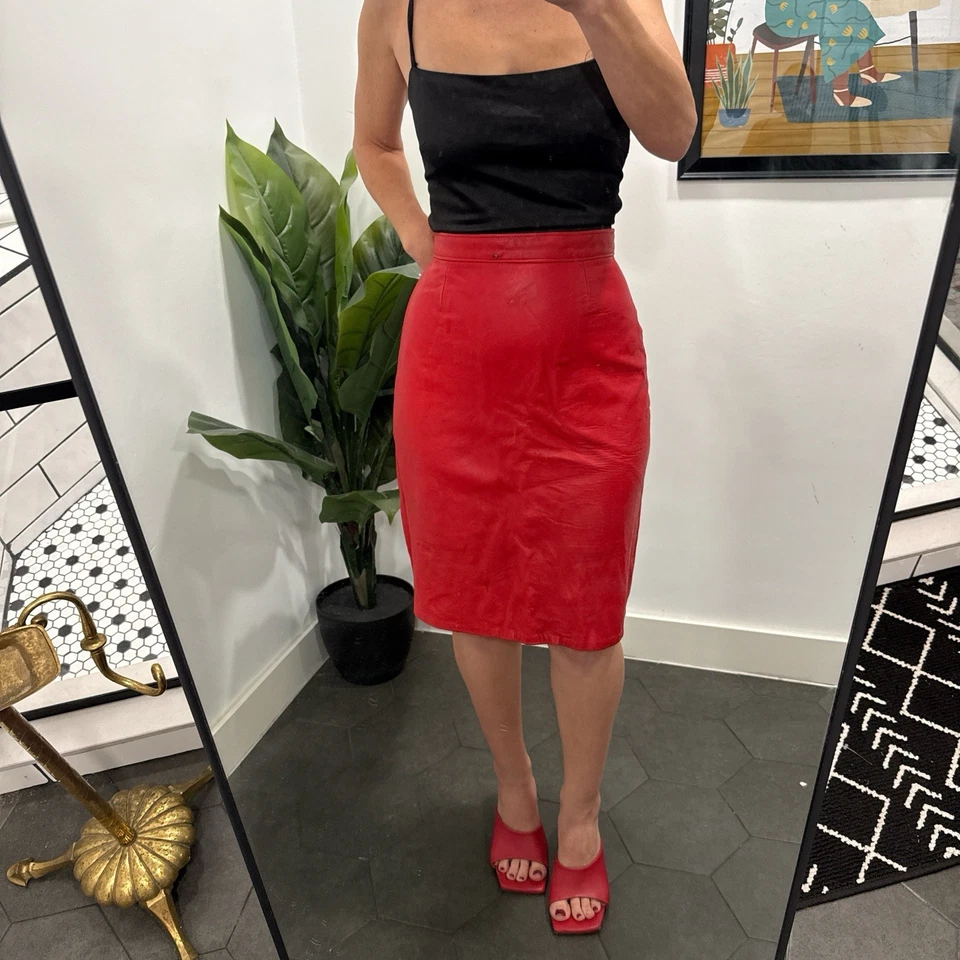 Hermosa falda lápiz vintage de cuero rojo Foto 1 de 4