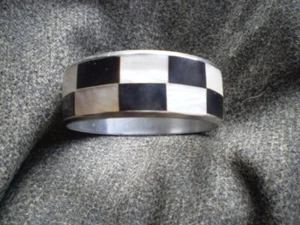 Metall Armreif / Armband / Armspange Schwarz / Weiß Viereck Motiv aus Edelstahl - Bild 1 von 4