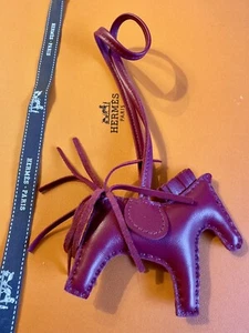 HERMÈS RODEO PM CHARM TASCHENANHÄGER AUS LAMMLEDER IN RUBIS - Bild 1 von 4