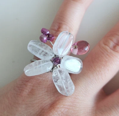 Anillo floral con pétalos de cuarzo rosa, perlas y anillo meñique con acento de vidrio Foto 1 de 4