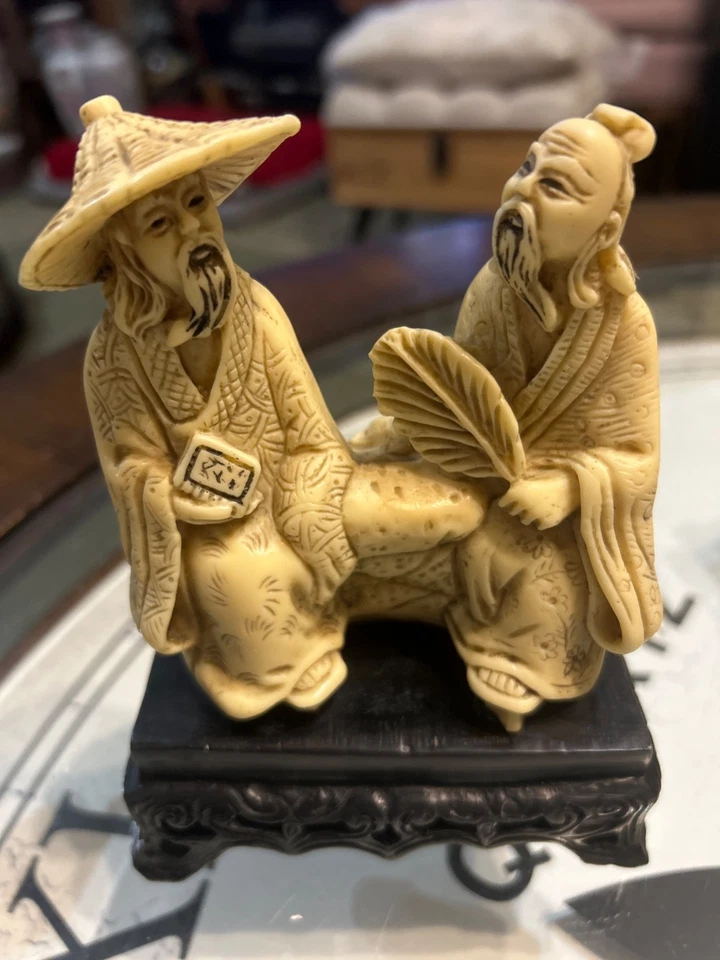 Estatuilla vintage china asiática Scholor's en jardín sobre base tallada negra Foto 1 de 3