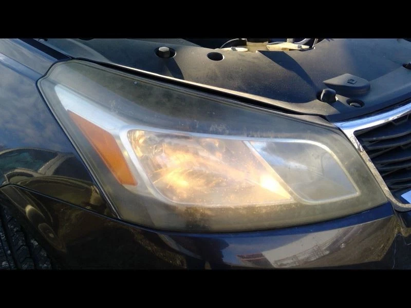 Conjunto de farol direito Chevrolet Traverse 2013-2017 - Usado, rachado, embaçado - Imagem 1 de 1