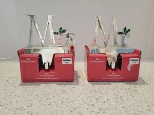 Perchas plateadas para medias de Navidad Mr. & Mrs. para manto Swarovski nuevas en caja - Imagen 1 de 7