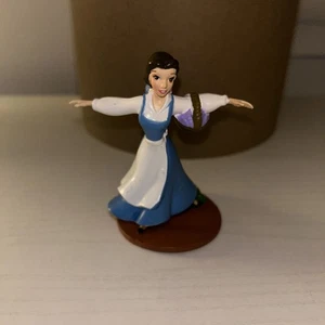 DISNEY BELLE VON DER SCHÖNEN UND DAS BIEST PVC FIGUR TORTENAUFLEGER BLAU & WEISS KLEID - Bild 1 von 3