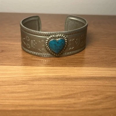 Brazalete vintage tribal nativo tono plata/níquel con piedra corazón turquesa Foto 1 de 4