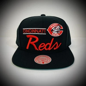 SOMBRERO SNAPBACK CINCINNATI REDS MITCHELL & NESS SPELLOUT RETRO SCRIPT AÑOS 90 HOMBRES ADULTOS - Imagen 1 de 7