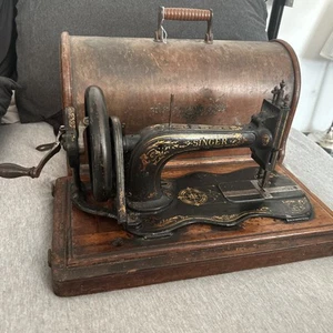 Antica macchina da cucire a violino Singer 12K con custodia - Foto 1 di 5