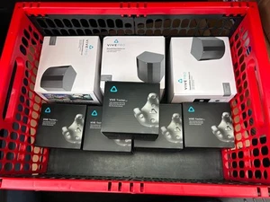 Full body tracking: HTC: 5 piece Vive 3.0 and 3 piece Base station 2.0 +shipping - Picture 1 of 1