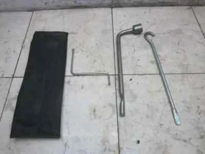 Herramienta de cambio de rueda de repuesto Q45 1995 Infiniti 4,5 L V8 cambio de neumáticos de emergencia OEM Foto 1 de 4