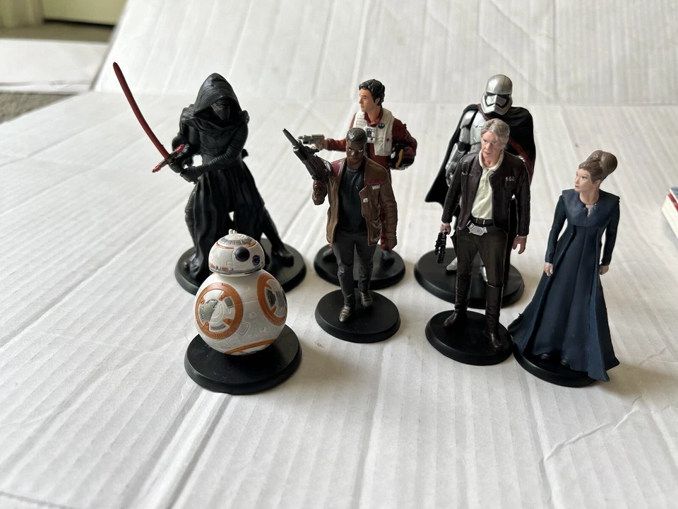 Disney Store Star Wars Juego de Estatuillas El Despertar de la Fuerza Juego de 7 piezas - LEER Foto 1 de 4