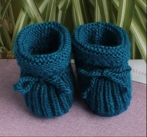 Babyschuhe gestrickt gehäkelt blau Jungen Stricksocken Geschenk Neugeborenes  - Bild 1 von 4