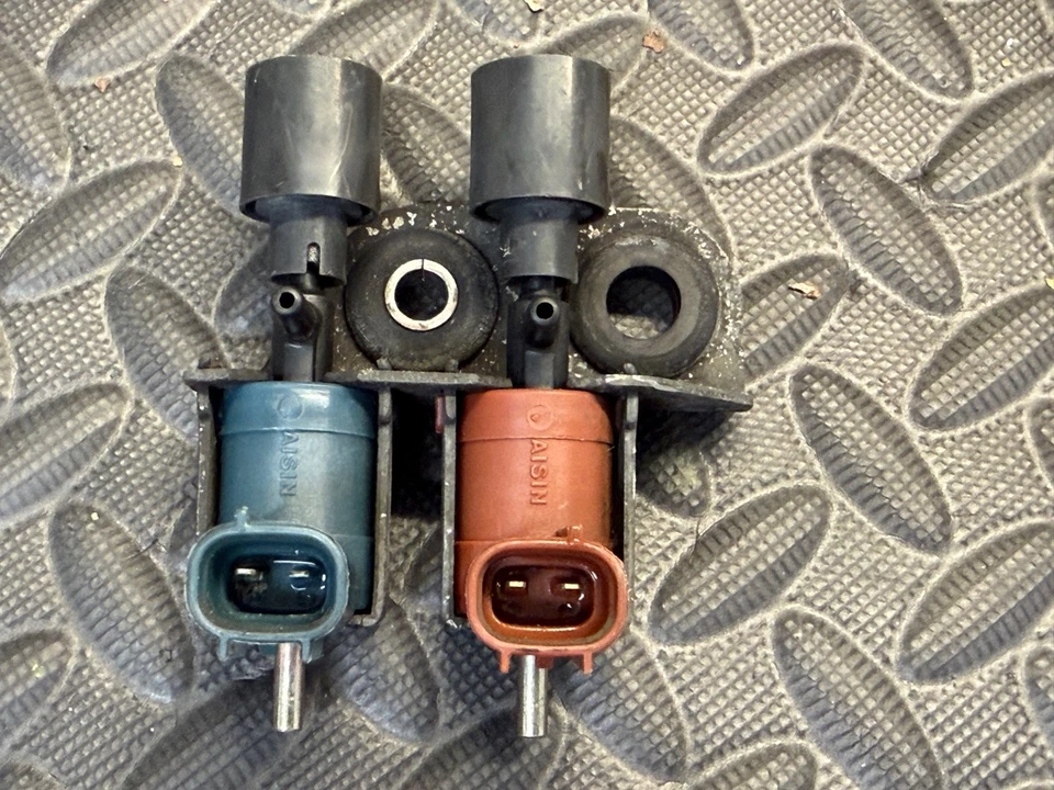 92-98 OEM Suzuki Swift Geo Metro EGR FPR Vacuum Solenoid Purge Valve VSV - Image 1 of 4