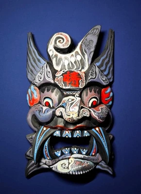 Antigua máscara ritual china Nuo, cuernos de toro, expresión feroz, protección del espíritu Foto 1 de 2