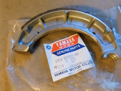 Одинарный новый из старых запасов оригинальный задний тормозной колодок Yamaha XT500 YZ465 YZ490 IT250 IT465 RT1 RT2 RT3  - Изображение 1 из 2