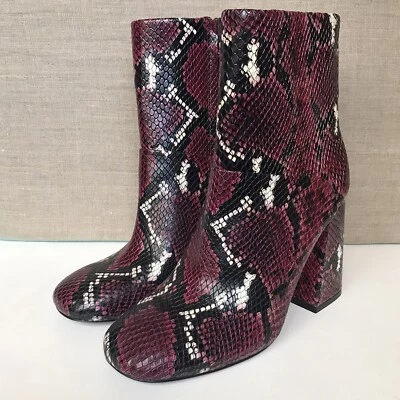 Nuevo Alice + Olivia Mujer’s Diya Serpiente Repujado Botín Burdeos Talla 7 Foto 1 de 4