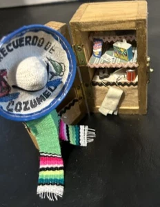 Baúl de viaje de madera en miniatura para casa de muñecas con sombrero bufanda asst golosinas - Imagen 1 de 4