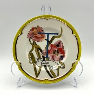 Plato de té Anthropologie Eyewanderer Fiona Corsini monograma T tulipán 15 cm retirado - Imagen 1 de 5