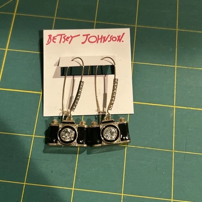 Pendientes colgantes Betsey Johnson tono dorado y esmalte negro cámara detalles de cristal nuevos con etiquetas Foto 1 de 3