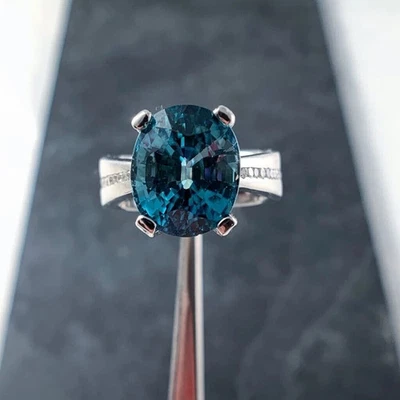 Alianza de boda de topacio de corte ovalado de 2 quilates enchapada en oro blanco de 14 k Foto 1 de 4