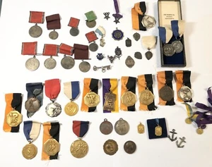 Lotto di 50 medaglie antiche e vintage argento, ottone e bronzo XIX-20 secolo - Foto 1 di 10