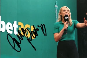 DARTS PRESENTER: EMMA PATON SIGNED 6x4 ACTION PHOTO+COA **PROOF** - Picture 1 of 2
